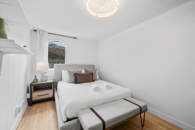 Building Photo - 344 Bonair St