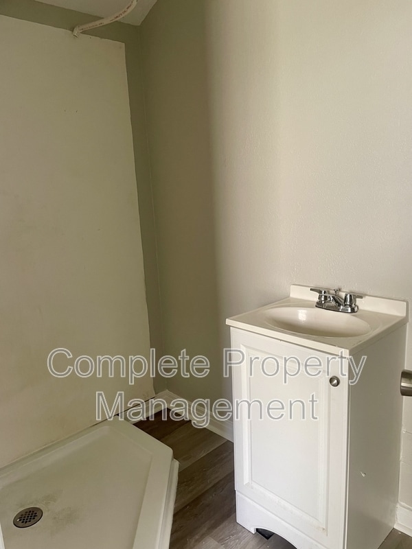 Building Photo - 6721 Grasselli Rd