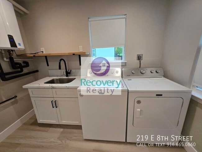 Building Photo - 219 E 8th St