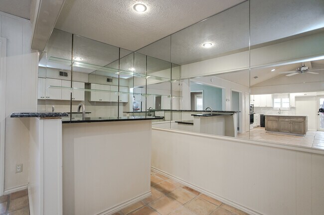 Building Photo - 10660 Pagewood Dr