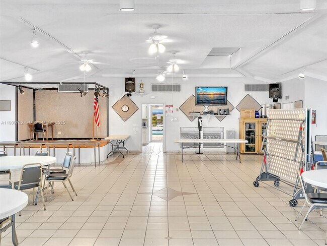 Building Photo - 215 SE 3rd Ave