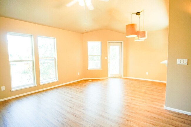 Building Photo - Spacious 2 Bed-2 Bath Flat in SW Portland Ready Mid-April!