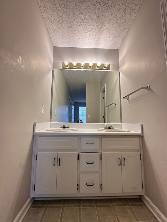 Building Photo - Briarwood West!!!  1/2 OFF FIRST MONTH REN...