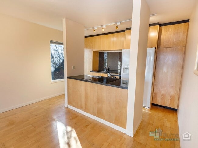 Building Photo - 1-Month Rent Free! Condo Near OHSU with Huge Deck, Stunning Views and Parking