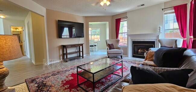 Building Photo - 3136 Sacramento Dr