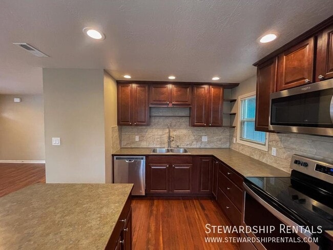 Building Photo - 555 E 18th Ave