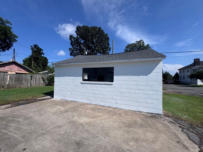 Building Photo - 2230 Monroe St