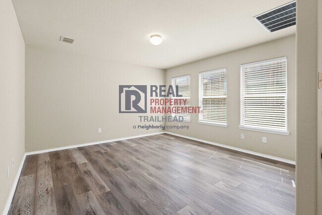 Building Photo - Modern 4-Bed Home in Prime Location