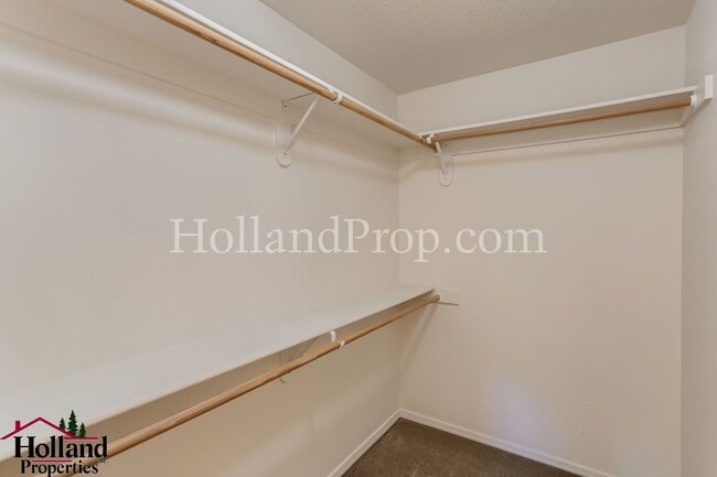Building Photo - Spacious 3-Bedroom Home with High Ceilings...
