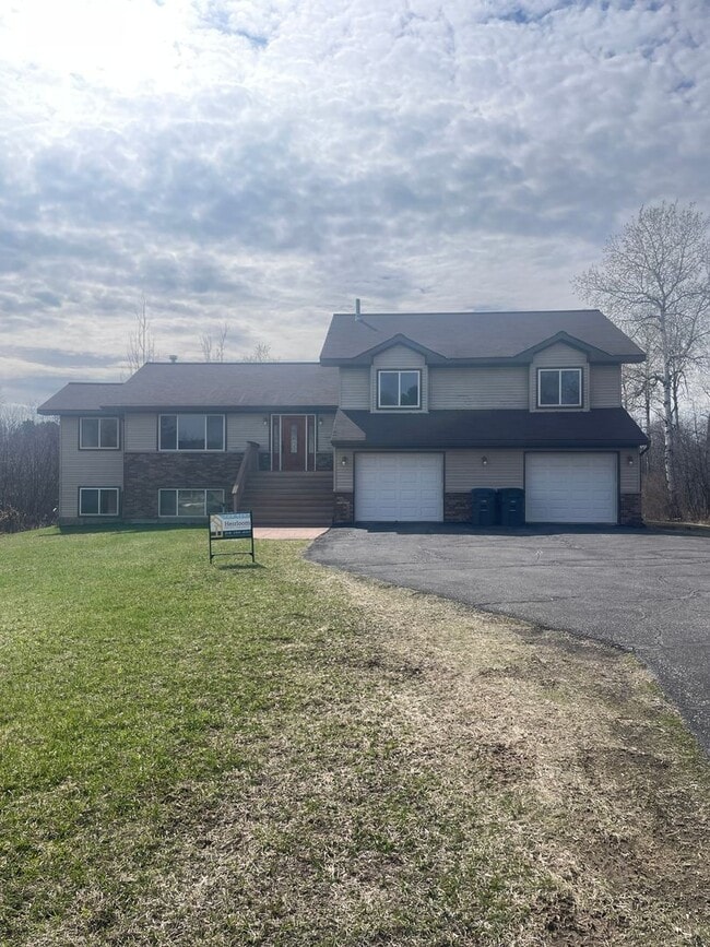Building Photo - AVAILABLE NOW - 4 Bed, 3.5 Bath Home in He...