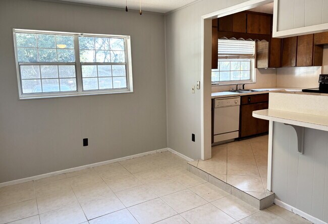 Building Photo - "Coastal Comfort Awaits: Spacious 4-Bed, 3-Bath Home in Fort Walton Beach Haven"