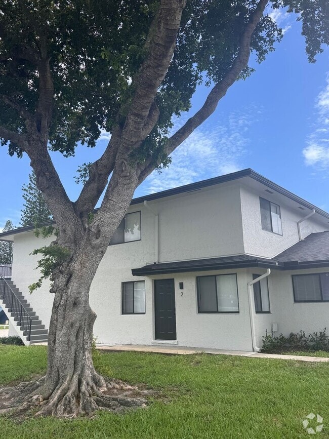 Building Photo - Top Floor 2 BR - Private Balcony + Garage ...