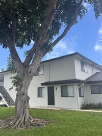 Building Photo - Top Floor 2 BR - Private Balcony + Garage ...