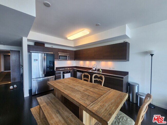 Building Photo - 3785 Wilshire Blvd