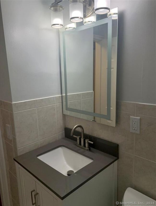 Building Photo - 1070 Main St