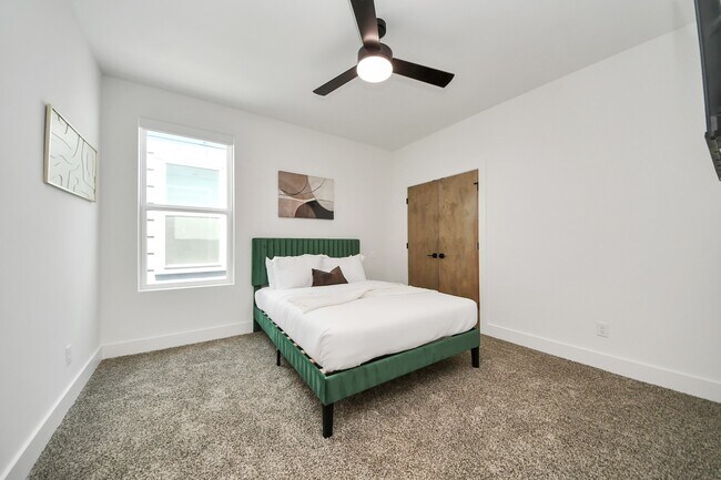 Building Photo - 2211 Staples St