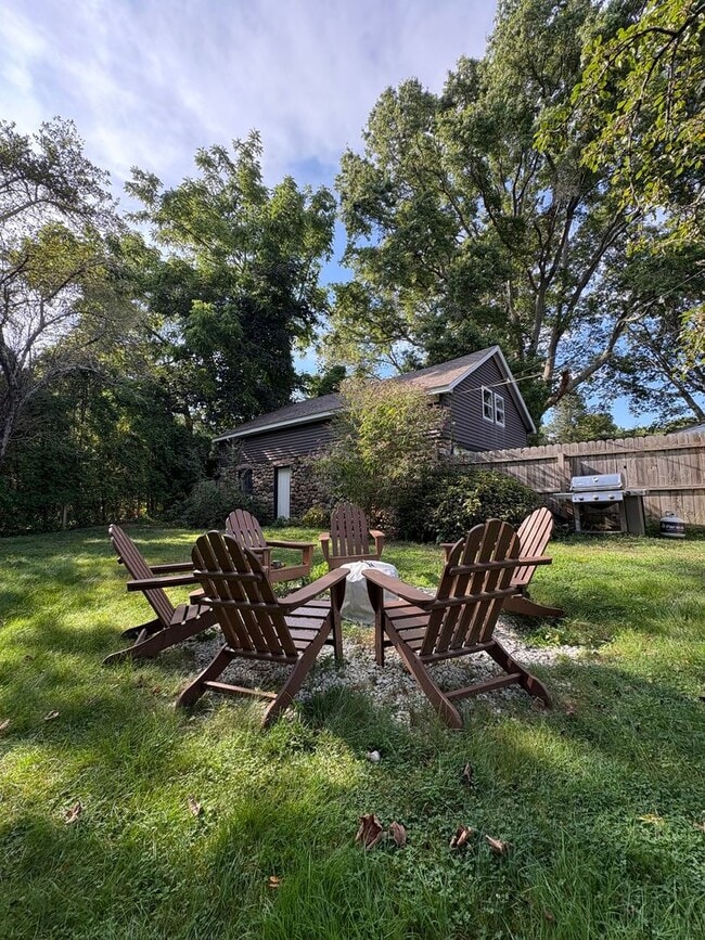 Building Photo - Cozy 3-Bedroom 1.5 -Bathroom Home with Fen...