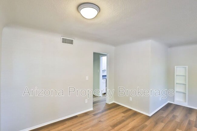 Building Photo - 144 E Vista Del Cerro Dr