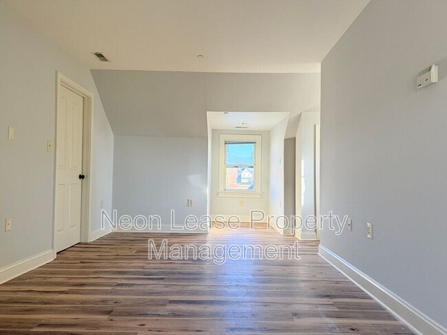 Building Photo - 139 NW Front St