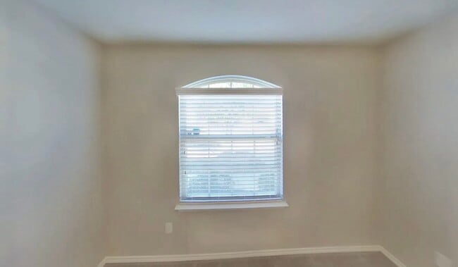 Building Photo - AVAILABLE NOW READY TO MOVE IN