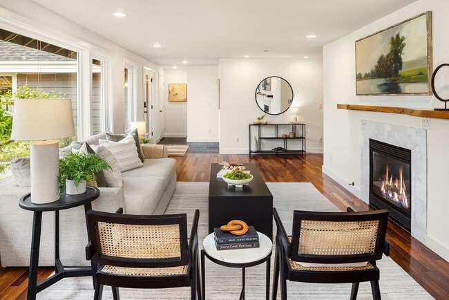 Building Photo - 5bd/2.75ba Bellevue Home