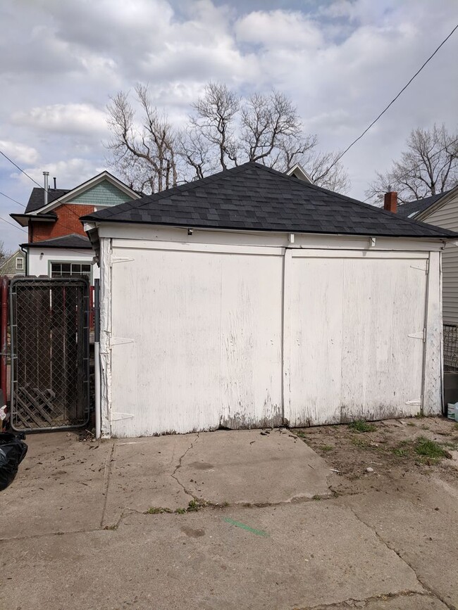 Building Photo - AWESOME 3-BDRM + GARAGE IN DESIRABLE SUNNY...