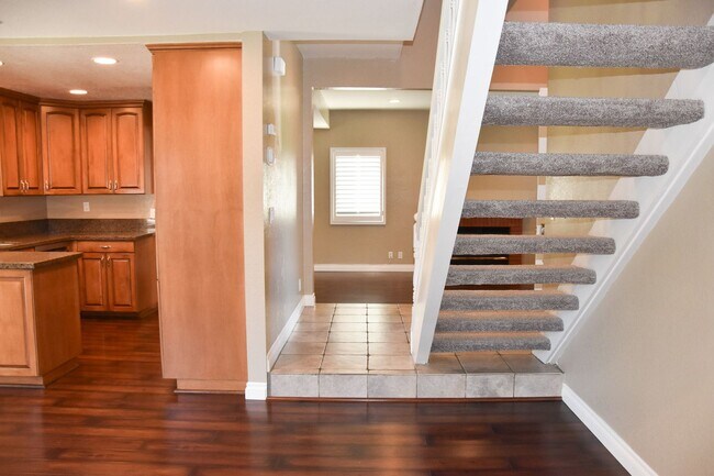 Building Photo - Beautiful 2 Story Home For Rent