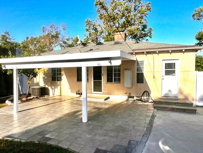 Building Photo - Single Family. 3-bed Home - Desireable Neighborhood!