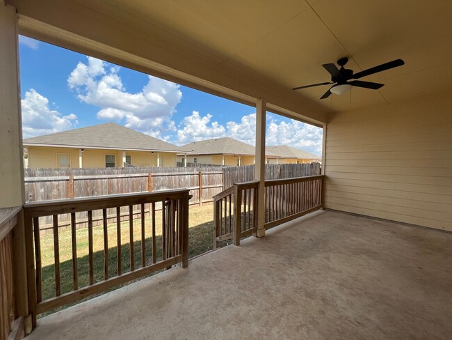 Building Photo - Luxury 3/2 Duplex in Seguin, Texas