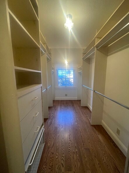 Building Photo - 200 Iris Way