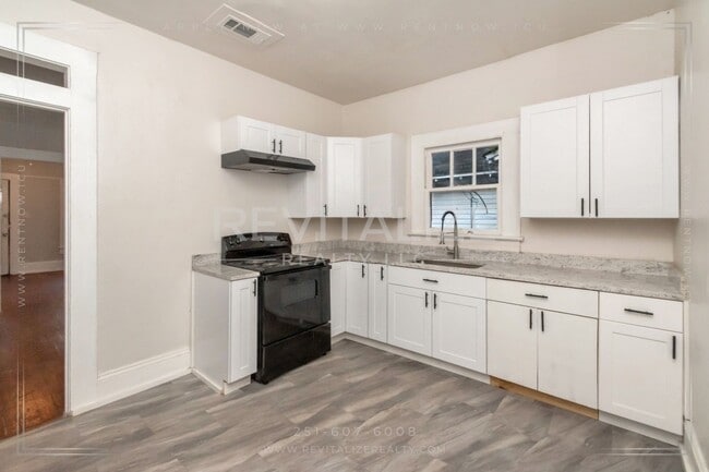 Building Photo - Charming 2-Bedroom Cottage in the Desirable New Saint Francis Community