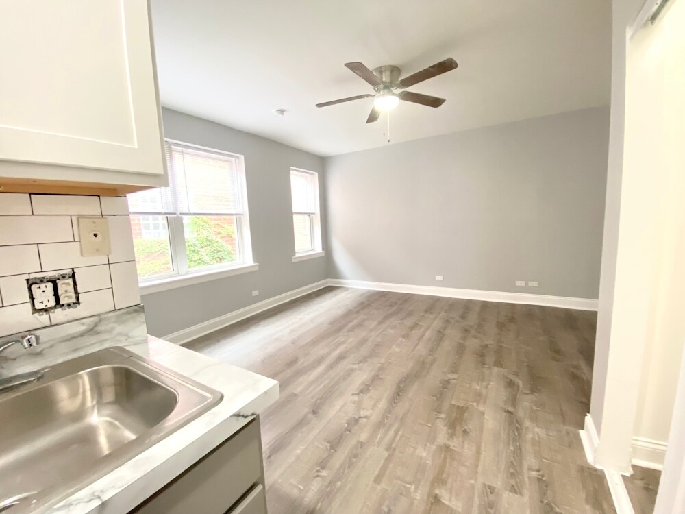 Building Photo - 4241 N Kenmore Ave