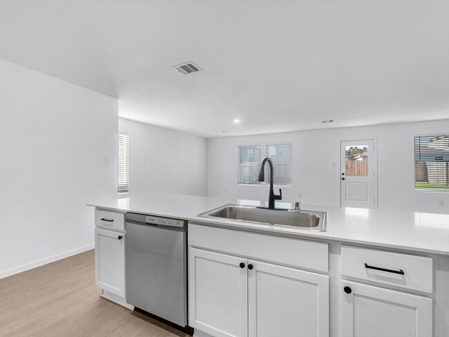 Building Photo - 25433 Carnation Ct