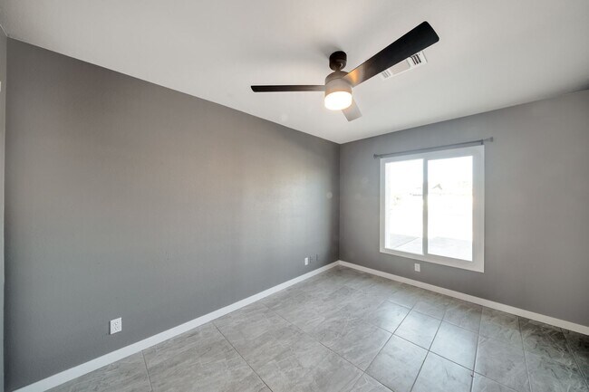 Building Photo - Large 6 Bed/3 Bath house close to ASU with awesome backyard