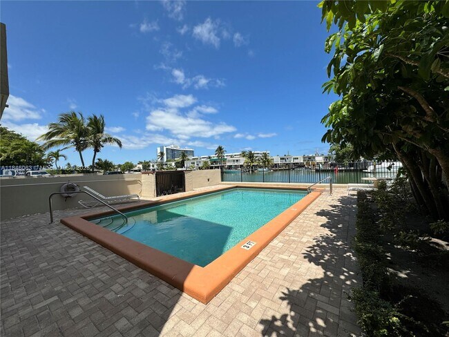 Building Photo - 7125 Bay Dr