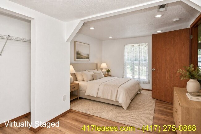 Building Photo - 2518 N Weller Ave