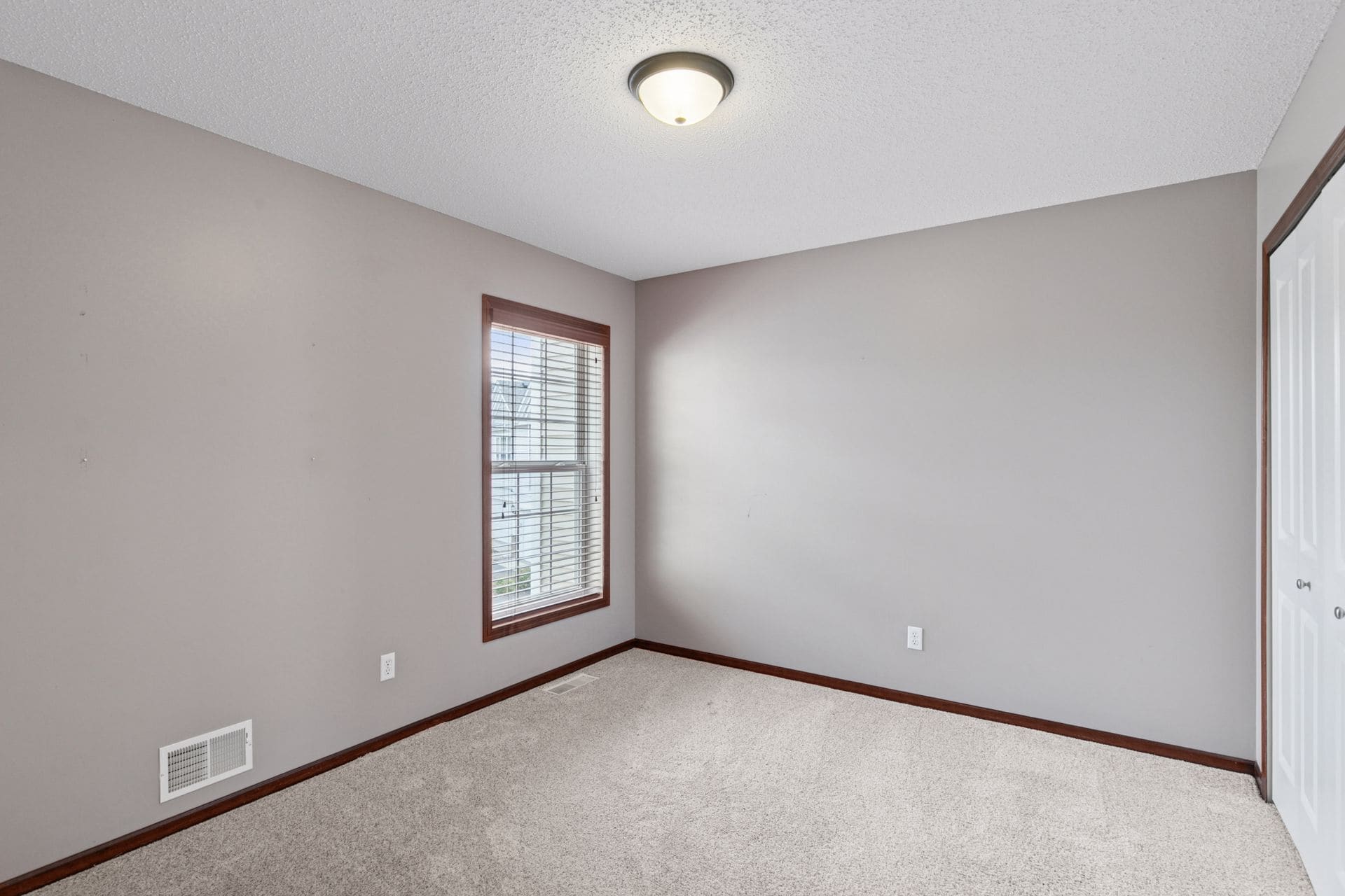 Building Photo - 15424 Foster Dr N