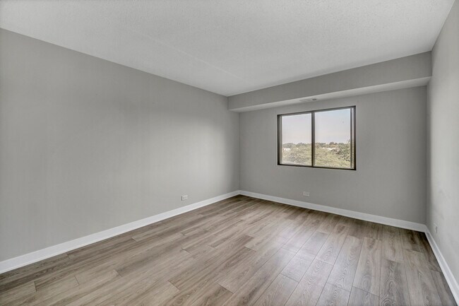 Building Photo - 350 Plum Creek Dr