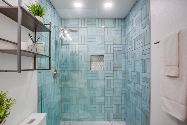 Building Photo - Newly Renovated 3BR/2BA Condo in
