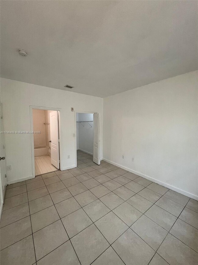 Building Photo - 1661 SE 28th St
