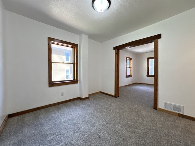 Building Photo - 943 High Bluff St