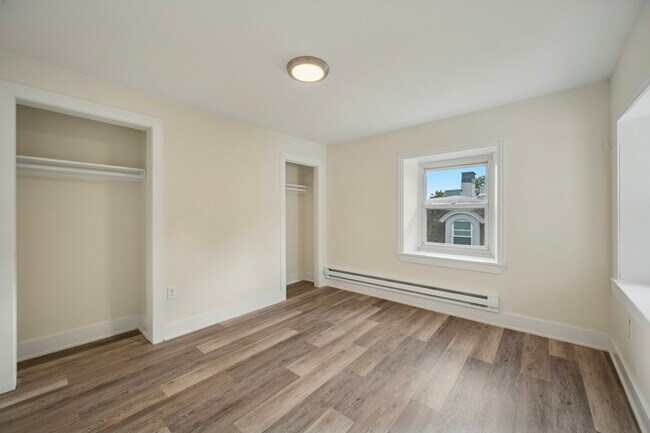 Building Photo - 109 W Queen Ln