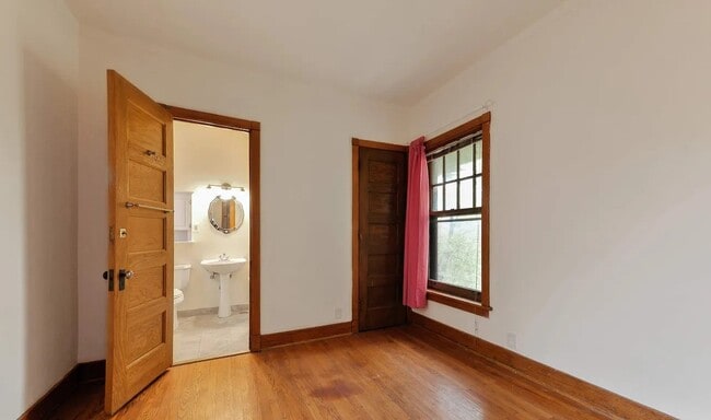 Building Photo - 1615 E Hyde Park Blvd