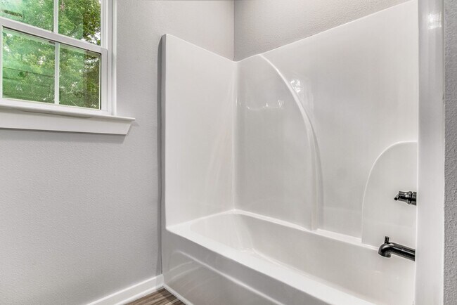 Building Photo - 312 E Blount St