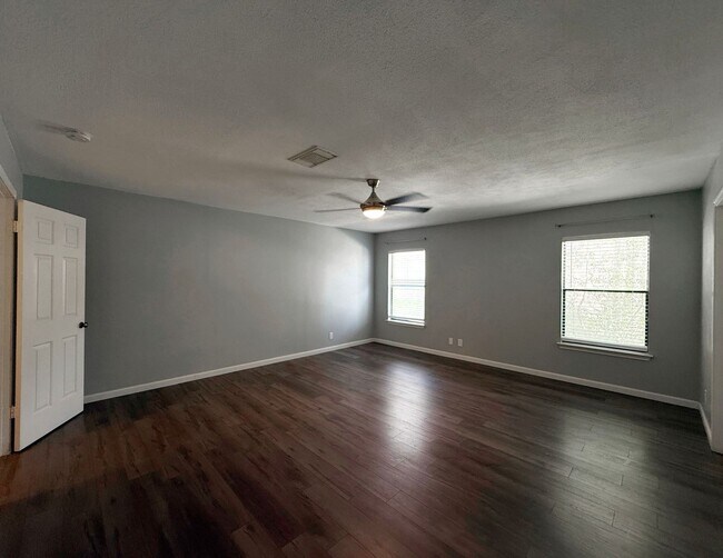 Building Photo - Beautiful 3/2 Available for Immediate Move In!