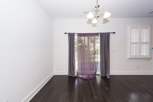 Building Photo - 4 Bedroom 3.5 Bath House in Lawton Park - ...