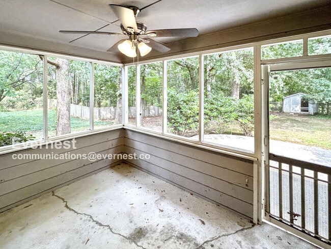 Building Photo - 1424 Snow Hill Dr