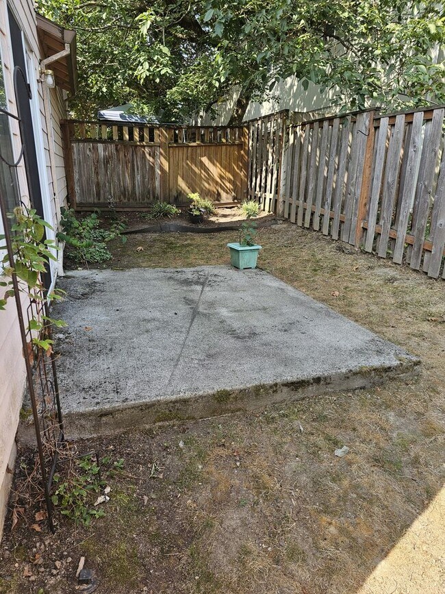 Building Photo - Beautiful Two bedroom townhome Available now!