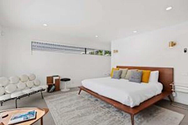 Building Photo - 5 bedroom 5 bath Available for Short Term ...