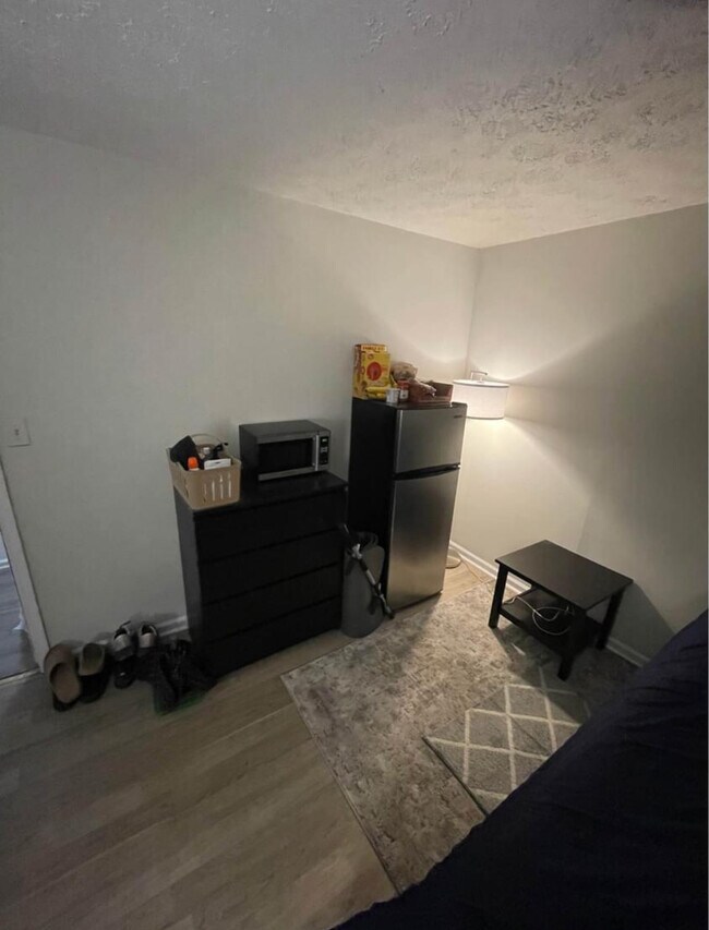 Building Photo - 877 Beckwith St SW